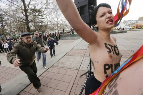 Simferopoli, le Femen protestano contro Putin