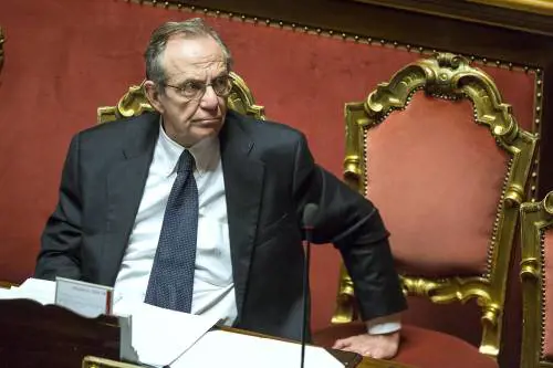 Il dramma di Padoan: o trova subito 1,4 miliardi o arriva una raffica di tasse