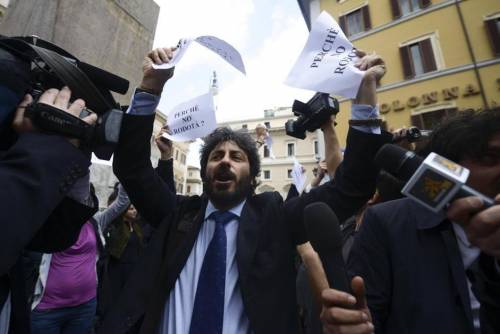 Fico smonta Grillo: "No ai processi". E poi: "Paghi il canone"  