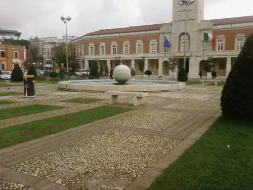 Latina, "l'invalida" fa shopping su tacchi 