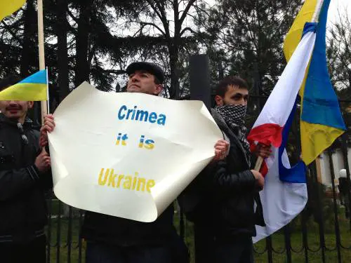 Manifestanti pro-Ucraina in piazza a Simferopoli