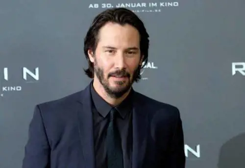 Keanu Reeves compra un gelato per fare un autografo sullo scontrino
