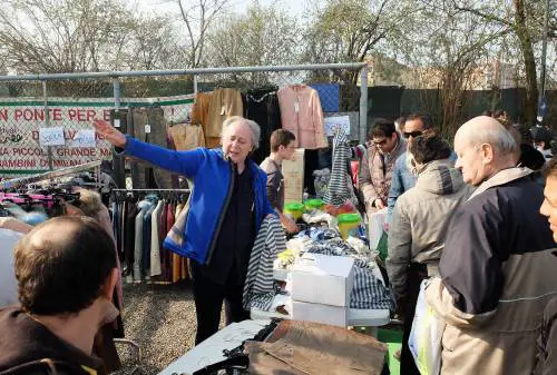 Mora vende abiti usati per conto di don Mazzi