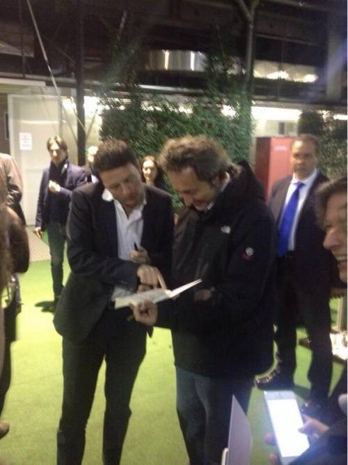 Renzi chiede l'autografo a Paolo Sorrentino