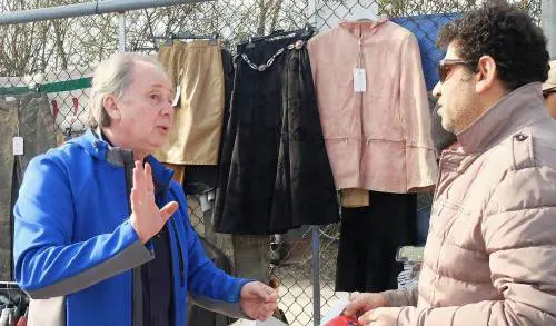 L'ultimo show di Lele Mora: vende al mercato