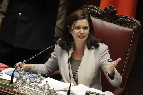 Grasso batte la Boldrini. Ma la paladina rossa non paga tasse in Italia