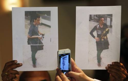 La polizia mostra le foto dei due uomini che viaggiavano con passaporti rubati