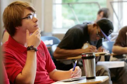 Università in eterna crisi calate le matricole e solo la metà si laurea