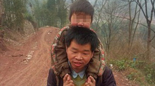 Cina, 29km con il figlio in spalla per portarlo a scuola