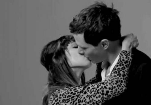 Il video del primo bacio tra sconosciuti era uno spot