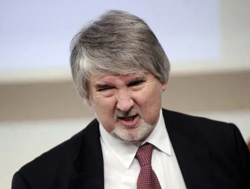 Il ministro del Lavoro: "Non serve abolire l'art.18"