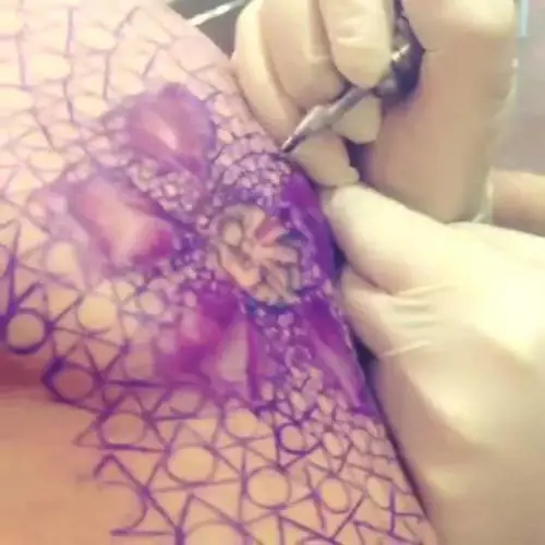 Rivoluzione sui tatuaggi. Per eliminarli basterà una semplice crema