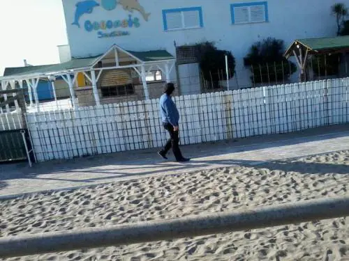Schettino passeggia sulla spiaggia di Ostia