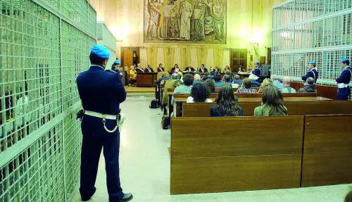Il giudice legge la sentenza In aula scoppia la maxi rissa