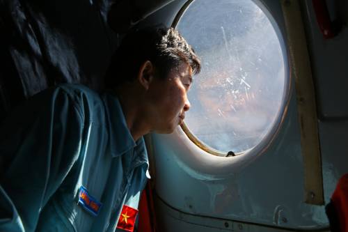 Ufficiale fotografato durante una missione di ricerca del Boeing