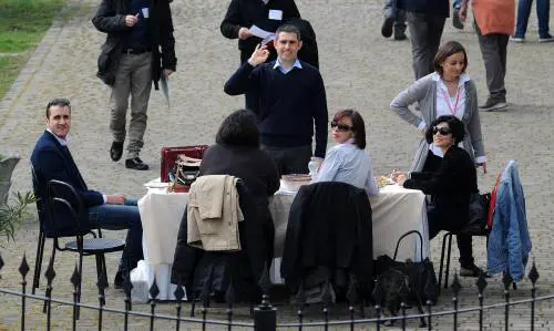 Pizzarotti minimizza: "Con Grillo tutto a posto". Ma il sindaco è sotto accusa
