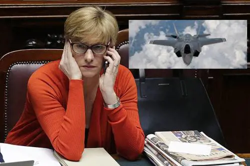 Tagli alla Difesa. Il ministro Pinotti: "Lecito pensare di ridurre anche gli F35"