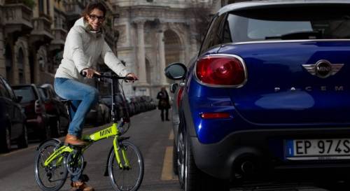 Milano, sfida in Area C: chi vince tra auto e bici?