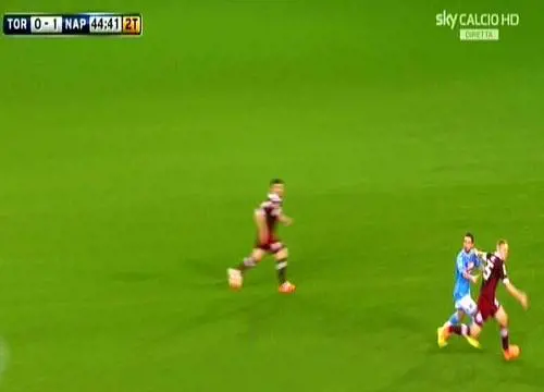 ll contatto tra il difensore del Torino Glik e l'attaccante del Napoli Higuain