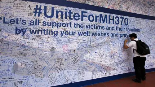 Cliente di un centro commerciale a Petaling Jaya, in Malesia lascia una frase per i passeggeri del volo MH370