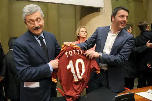 Renzi a braccetto con D'Alema: "Insieme cambieremo l'Europa"