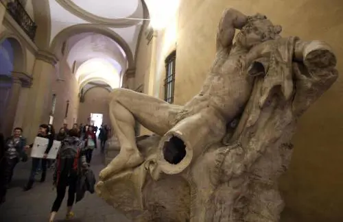 Studente spacca la gamba a una statua dell'800 a Brera