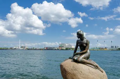 Copenaghen, Sirenetta troppo nuda. E l'algoritmo di Facebook la oscura