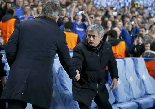 Roberto Mancini stringe la mano a Jose Mourinho