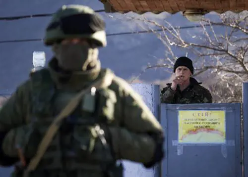 Uomini armati di guardia alla base di Pervalnoye