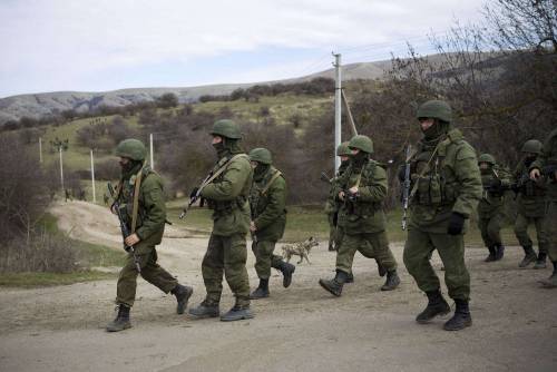 Soldati russi vicini a Simferopoli
