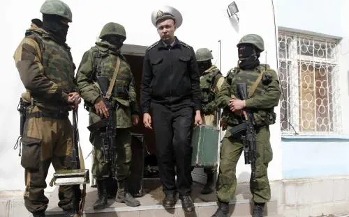 Un ufficiale ucraino lascia la base navale di Sebastopoli