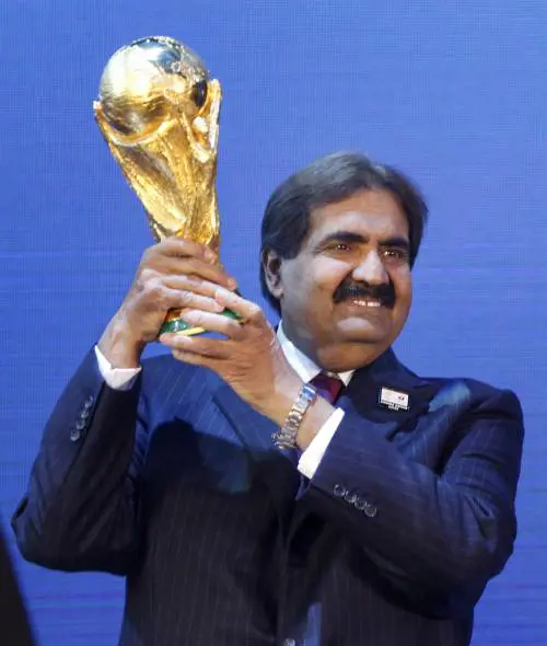 L'emiro Al Thani con la Coppa del mondo