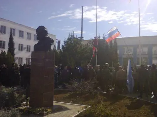 ESCLUSIVA: L'assalto alla base della Marina ucraina fotografata dal miliziano filo russo Maxim Lobinetsky