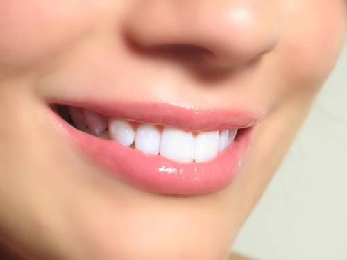 Sorrisi, tacchi e specchi Le sorprendenti "regole" del guru anti-cancro