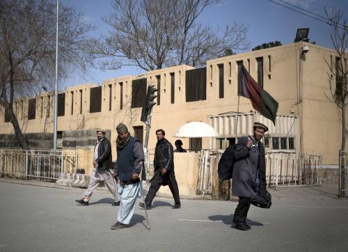 Passanti fotografati davanti all'hotel Serena di Kabul