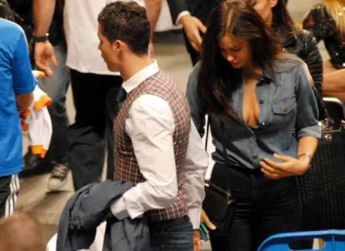 Irina Shayk, alla partita di basket senza reggiseno 