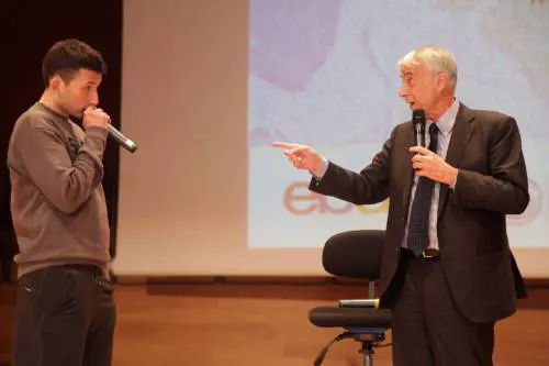 Il sindaco di Milano Giuliano Pisapia contestato da uno studente