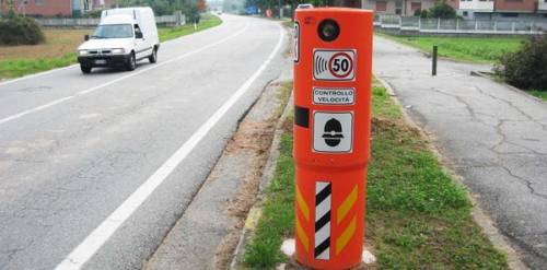 Finto autovelox per far rallentare gli automobilisti