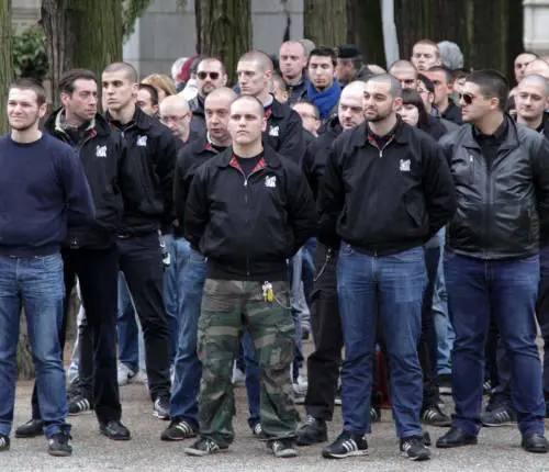 Saluti romani per ricordare i martiri fascisti