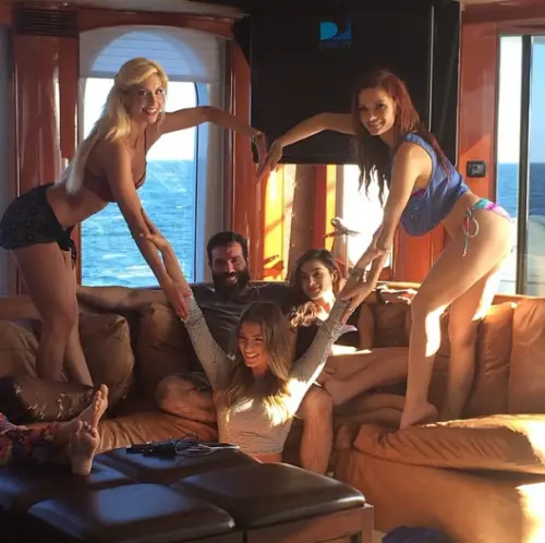 Dan Bilzerian, una vita da miliardario tra donne e vizi