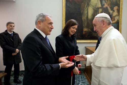 I presidenti di Camera e Senato, Pietro Grasso e Laura Boldrini, salutano papa Francesco