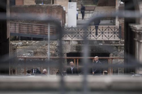 Obama visita il Colosseo "ripulito" dai centurioni 