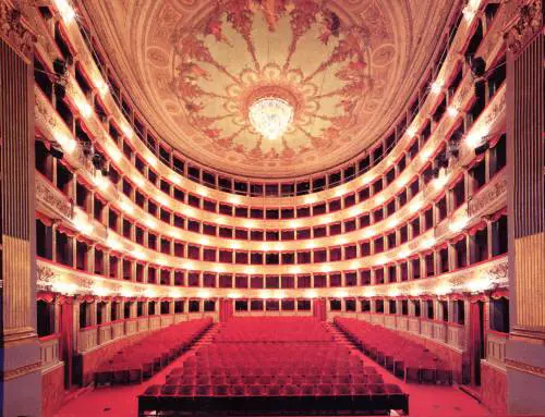 L'Opera canterà senza coro e orchestra