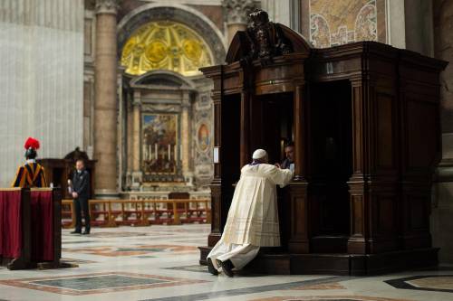 Il Papa si inginocchia e confessa i suoi peccati