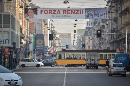 Striscione a Milano: "Forza Renzi". E Lerner si infuria