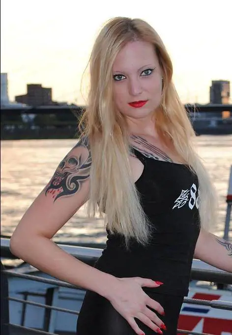 I neonazisti cacciano l'ex pornostar: "Ha copulato con un uomo di un'altra razza"