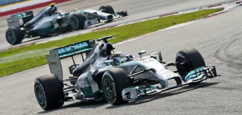 Due Mercedes spaziali. E Alonso tiene in strada il Cavallino spompato