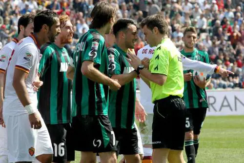 L'arbitro Rizzoli prima assegna il rigore in favore del Sassuolo in campo con la Roma e poi ci ripensa