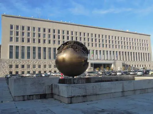 La Farnesina? Una sprecopoli. Ecco dove butta i nostri soldi