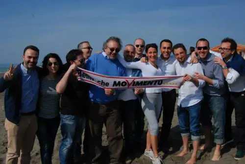 Il "vertice" grillino si fa in spiaggia